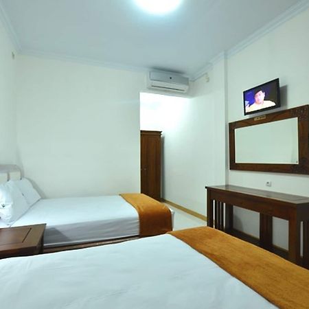 Hotel Bukit Uhud Jogjakarta Buitenkant foto