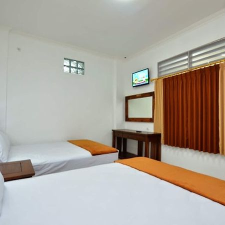 Hotel Bukit Uhud Jogjakarta Buitenkant foto