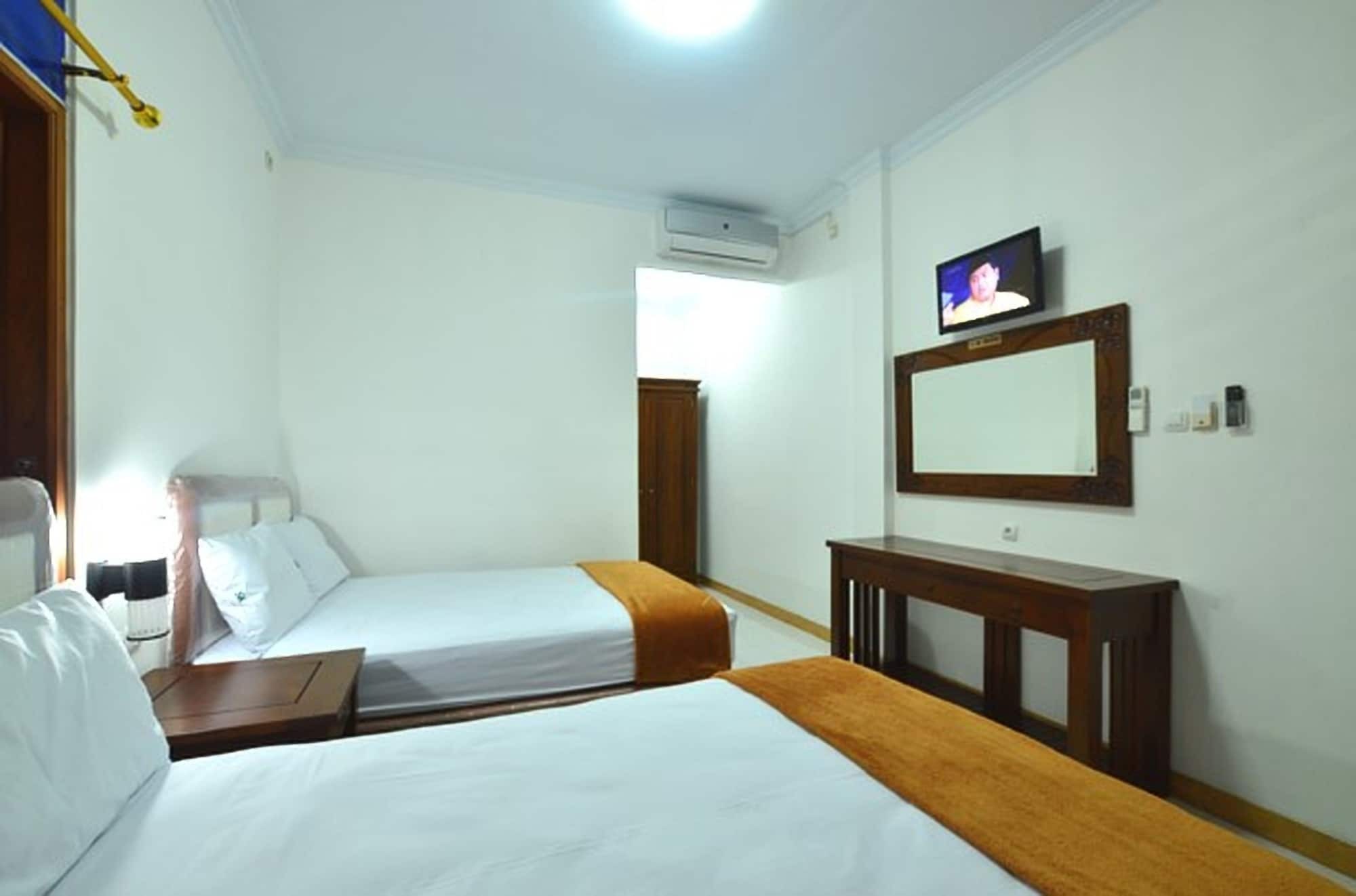 Hotel Bukit Uhud Jogjakarta Buitenkant foto