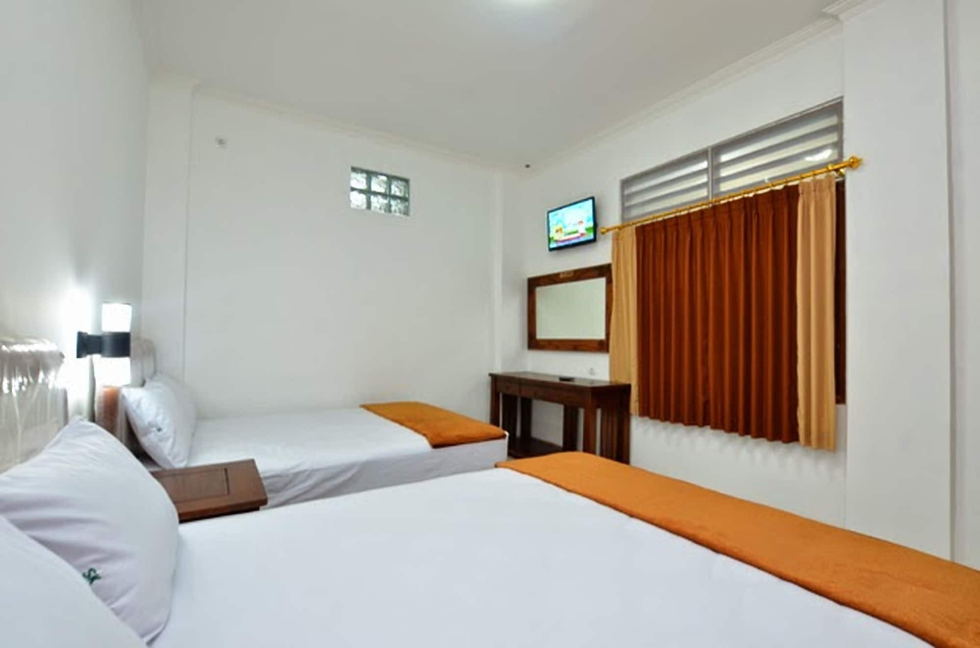 Hotel Bukit Uhud Jogjakarta Buitenkant foto