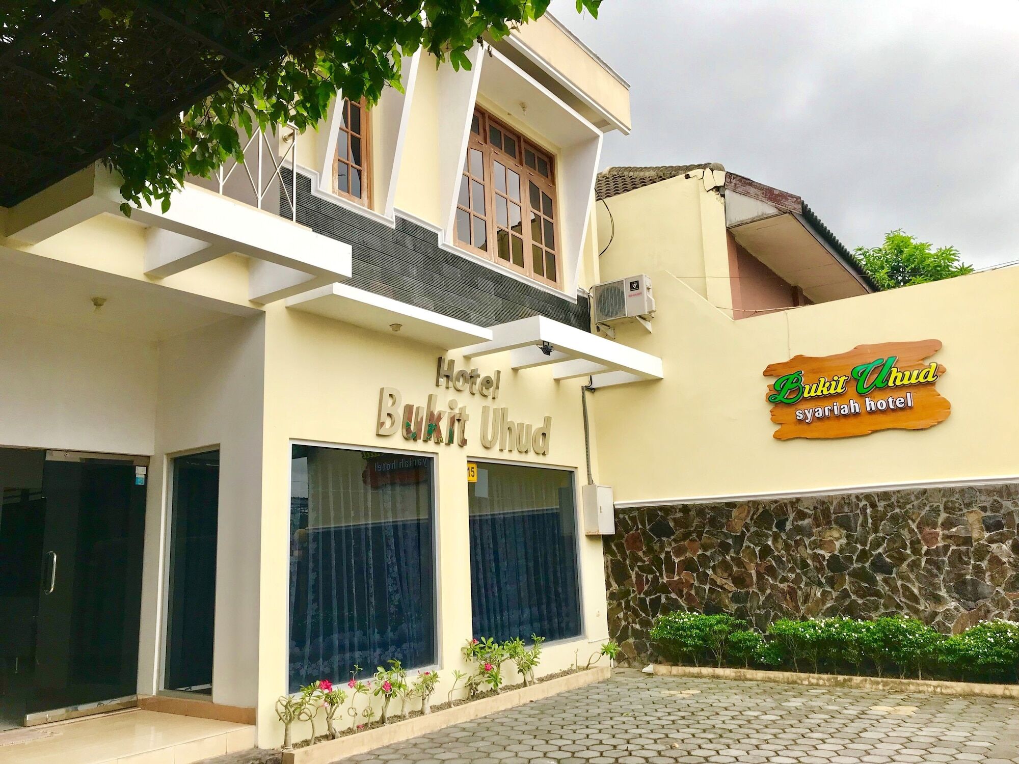 Hotel Bukit Uhud Jogjakarta Buitenkant foto